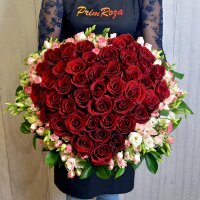 Букет из роз в виде сердца в декоративной корзине #R6019
