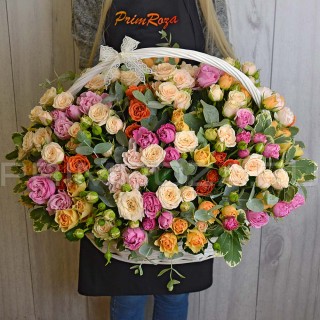 Букет из кустовой розы в декоративной корзине  #T018