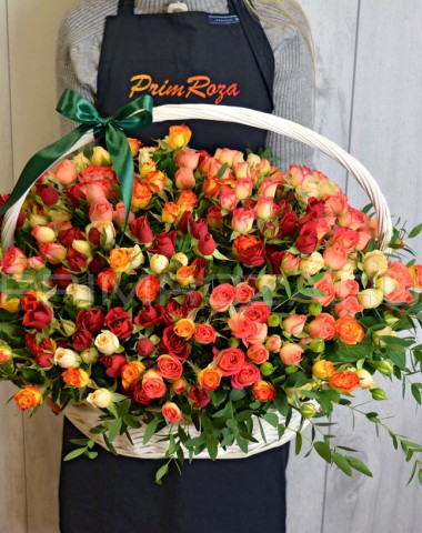 Букет из кустовой розы в декоративной корзине  #T018