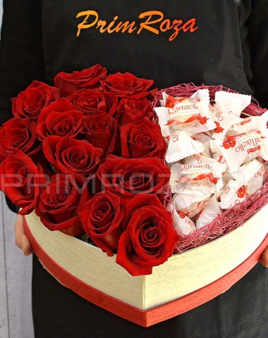 Букет из роз в декоративной коробке с конфетами Raffaello #T019