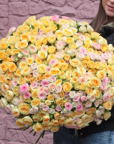 Букет из 101 кустовой розы #R9056