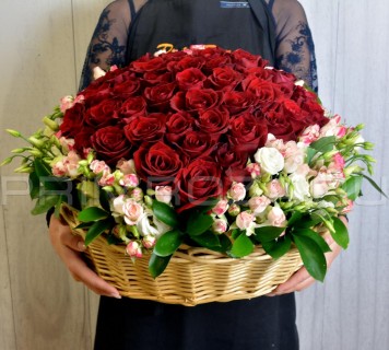 Букет из роз в виде сердца в декоративной корзине #DV08