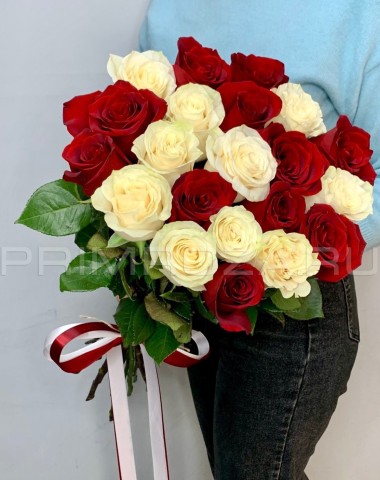 Букет высоких бело-красных роз 21шт
