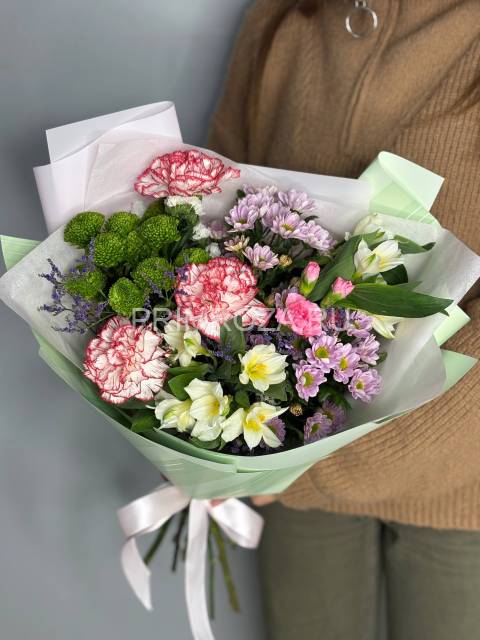 Сборный букет с гвоздиками #В1587