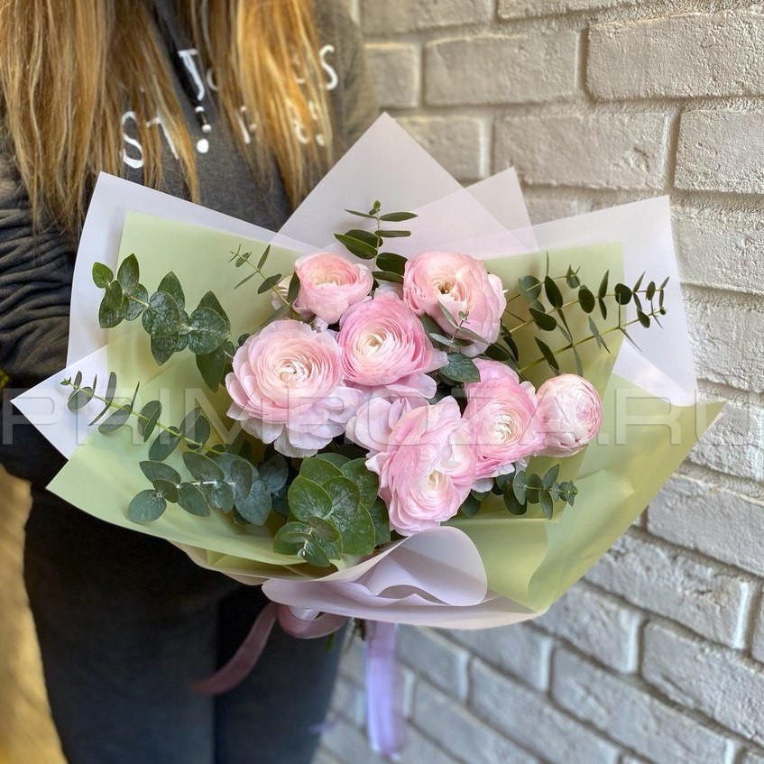 Цветы c доставкой во Владивостоке <br>Сборный букет с лютиками и эвкалиптом #A6231