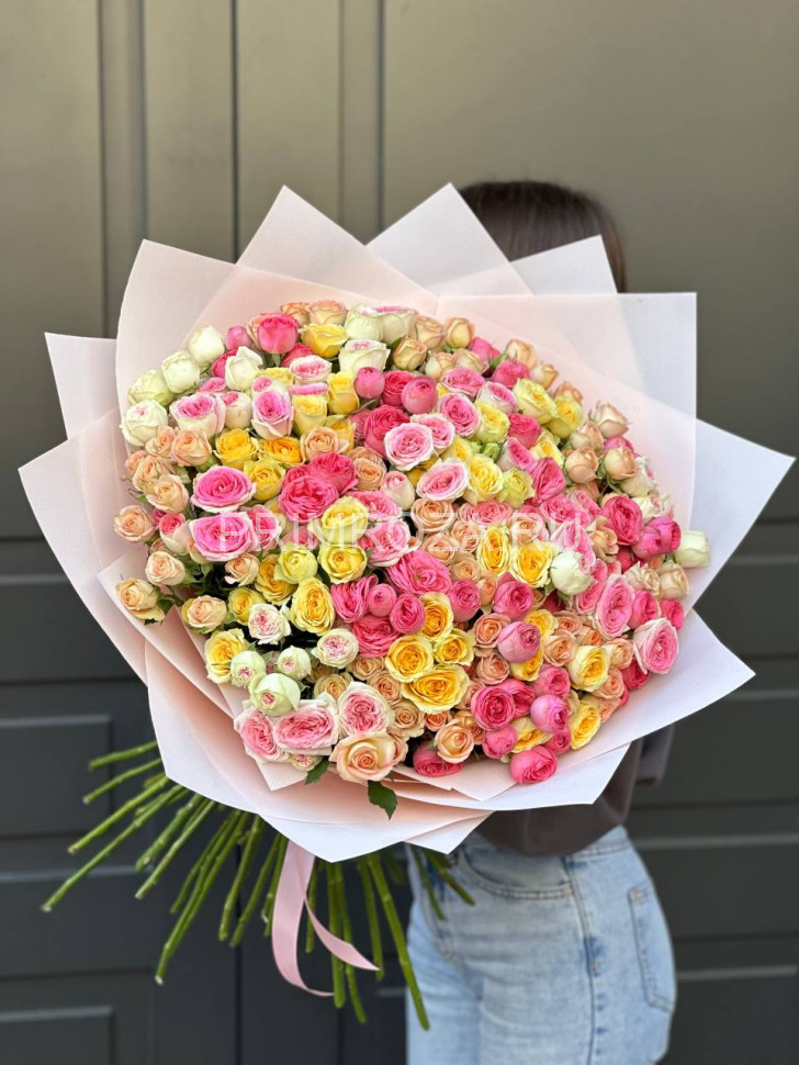 Цветы c доставкой во Владивостоке <br>Букет из 51 mix кустовых роз #R0051 