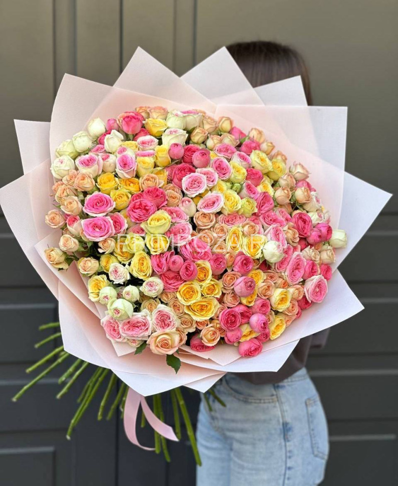 Цветы c доставкой во Владивостоке <br>Букет из 51 mix кустовых роз #R0051 