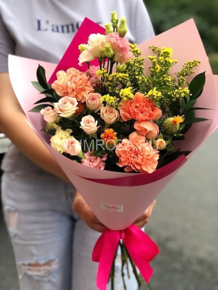 Цветы c доставкой во Владивостоке <br>Букет ассорти из диантусов и кустовых роз  