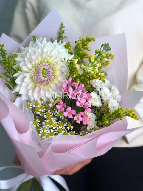 Compliment bouquet with dahlia 