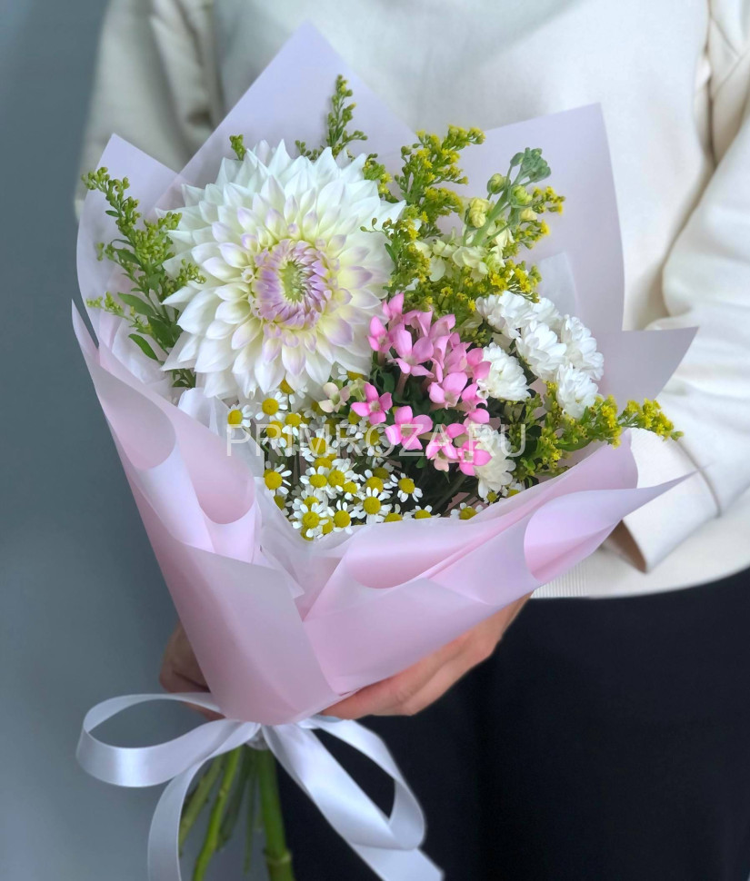 Цветы c доставкой во Владивостоке <br>Букет-комплимент с георгином  