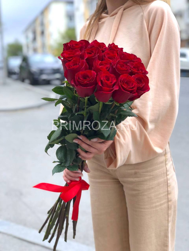 Цветы c доставкой во Владивостоке <br>#DV029 15 красных высоких роз  