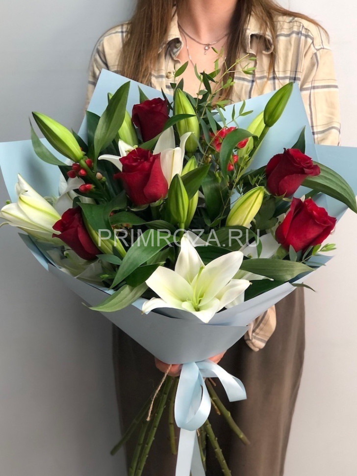 Цветы c доставкой во Владивостоке <br>Сборный букет из лилии и роз #A4693 