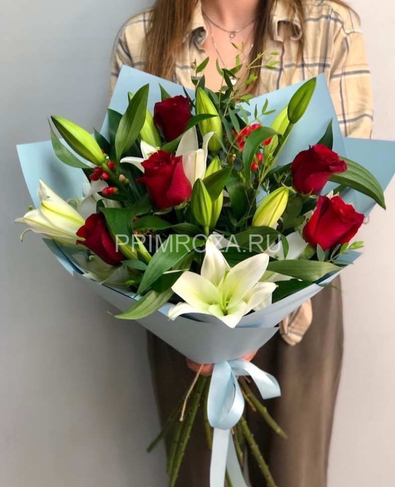 Цветы c доставкой во Владивостоке <br>Сборный букет из лилии и роз #A4693 
