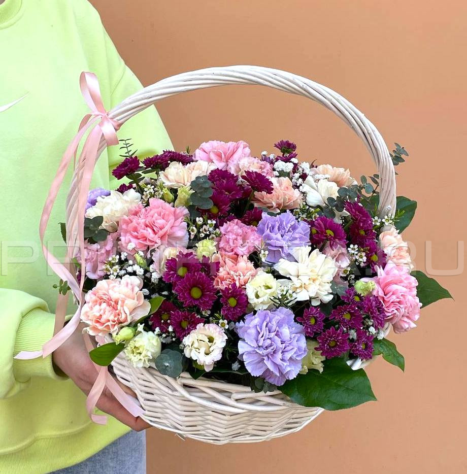 Цветы c доставкой во Владивостоке <br>Сборная композиция в корзине #A30422 
