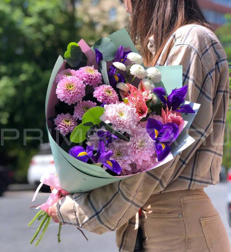 Нежное ассорти с ирисом