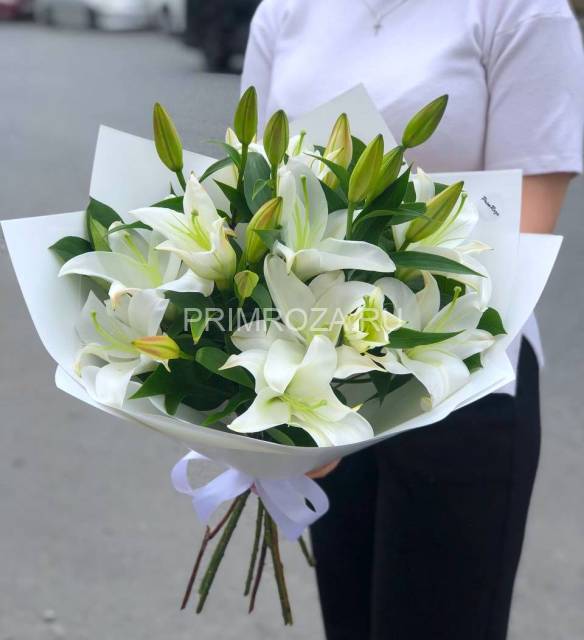 Букет из 5 лилий с зеленью #О1577