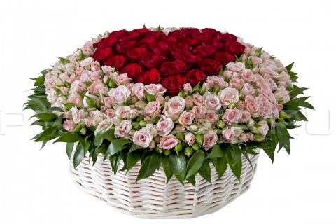 Букет из роз в виде сердца в декоративной корзине #R6019