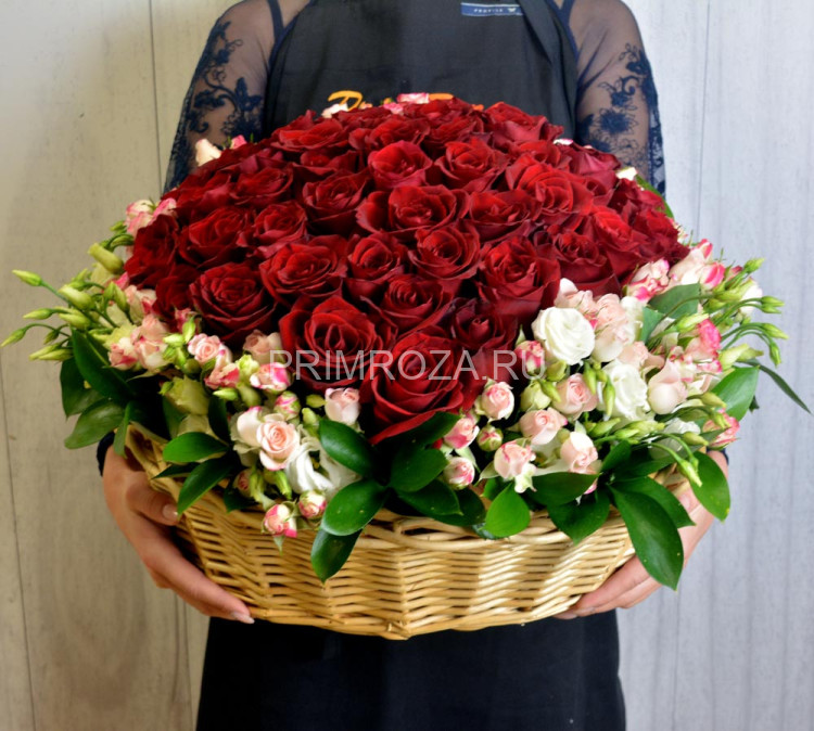 Букет из роз в виде сердца в декоративной корзине #R6019
