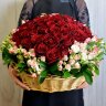 Букет из роз в виде сердца в декоративной корзине #R6019