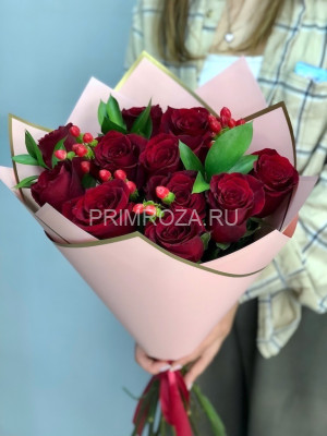 Букет из роз и гиперикума  #R5162