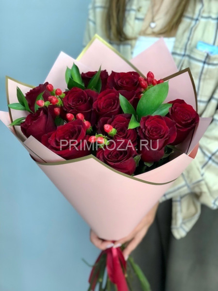 Букет из роз и гиперикума  #R5162