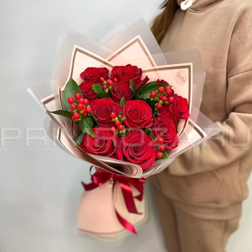 Букет из роз и гиперикума  #R5162 доставка во Владивостоке фото 1 — Primroza