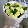 Букет из 11 белых роз с зеленью