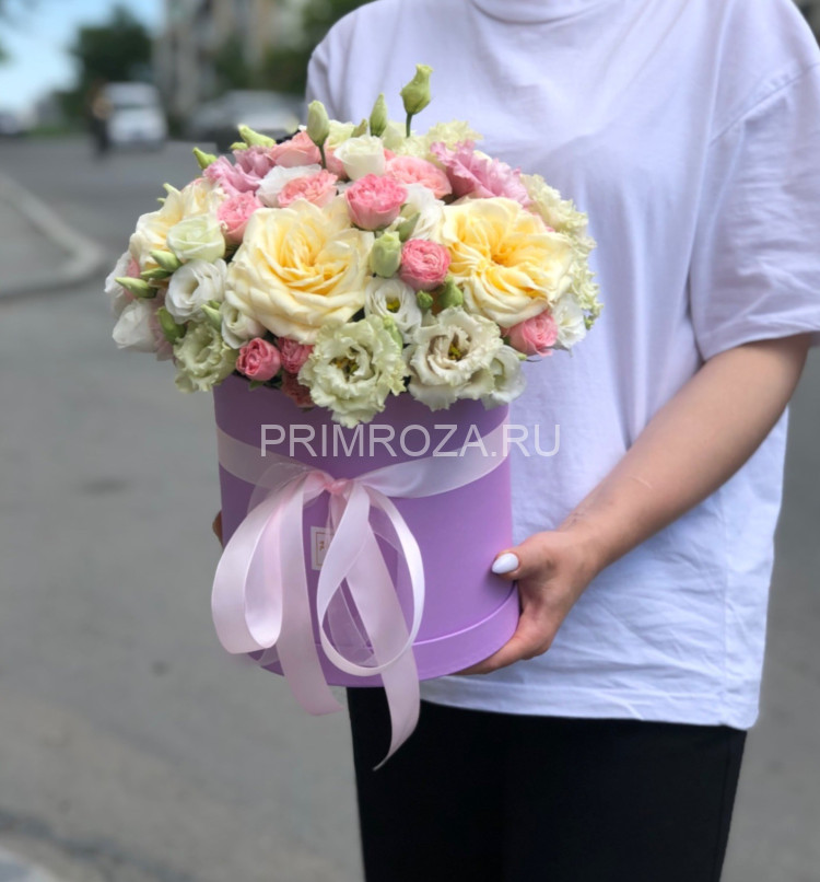 Цветочная коробка с пионовидными розами и эустомой 