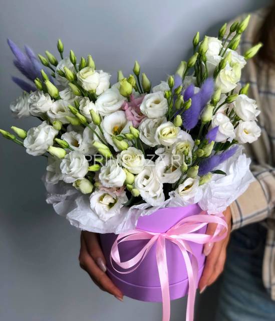 Сборный букет из эустом в декоративной коробке #R6771