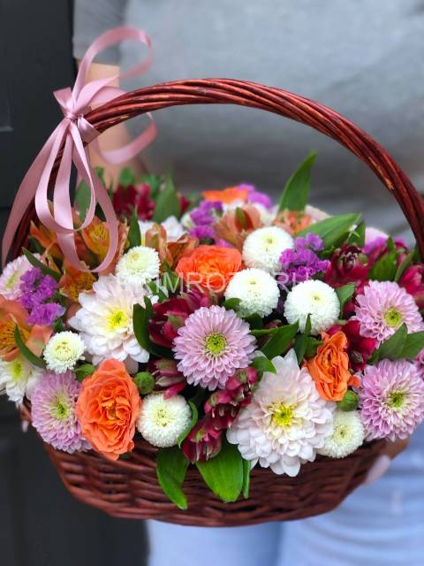 Сборный букет в декоративной корзине #A2059