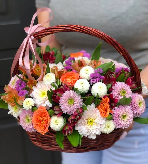 Сборный букет в декоративной корзине #A2059