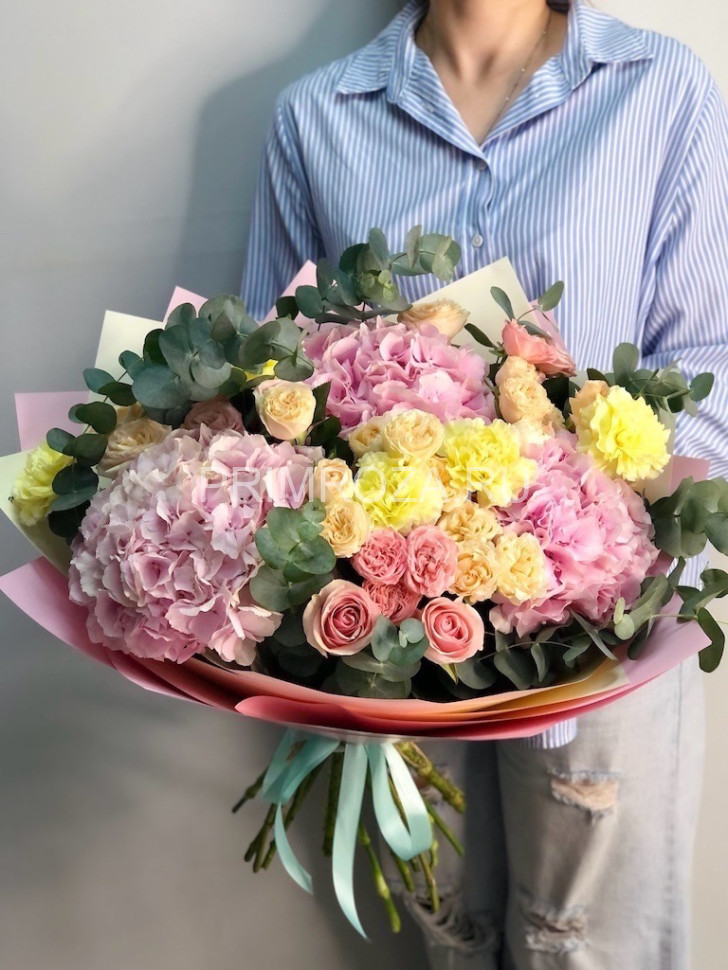 Цветы c доставкой во Владивостоке <br>Большой букет с гортензиями 