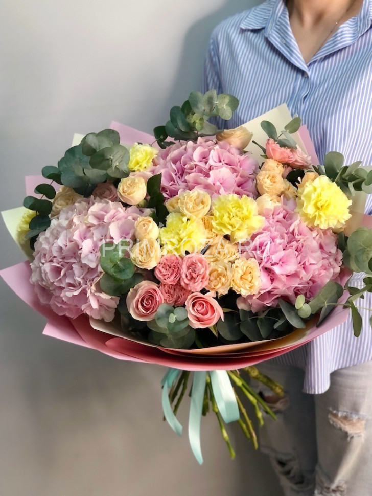 Цветы c доставкой во Владивостоке <br>Большой букет с гортензиями 