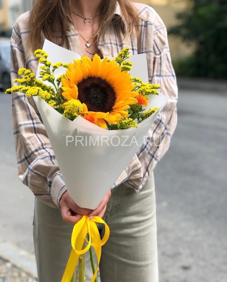 Цветы c доставкой во Владивостоке <br>Букет-комплимент с подсолнухом  