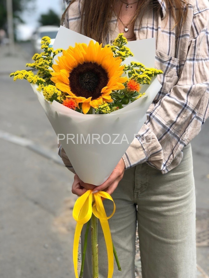 Цветы c доставкой во Владивостоке <br>Букет-комплимент с подсолнухом  