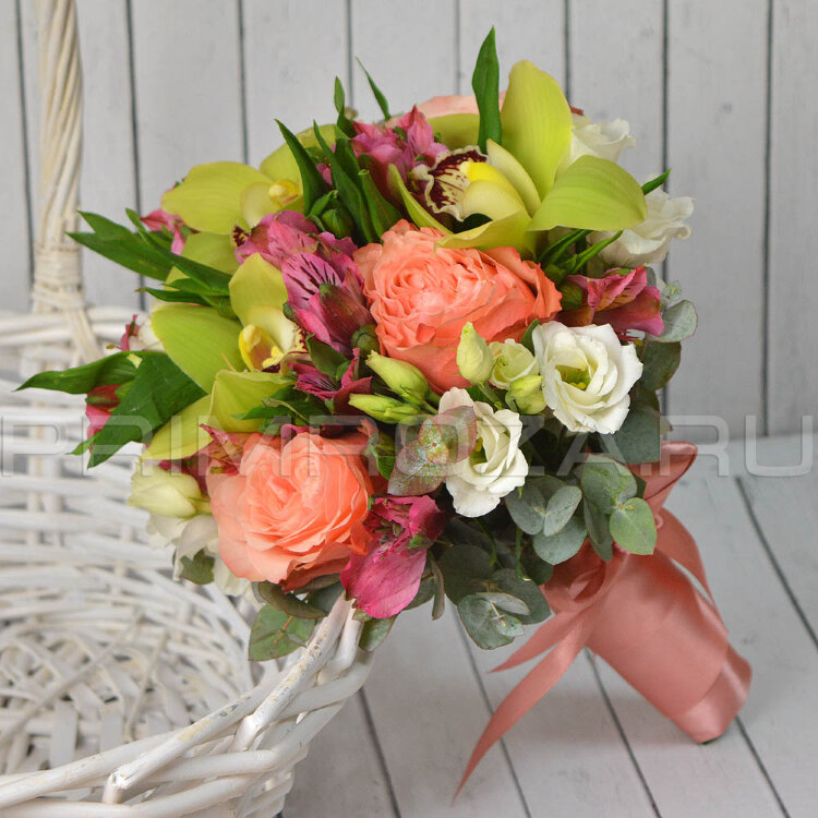 Букет цветов «восторг». Букет в крафте. Цветы владивосток девушка. Цветочная 4. Букет "роза и альстромерия".