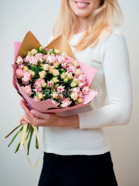 Букет из 15 кустовых роз 