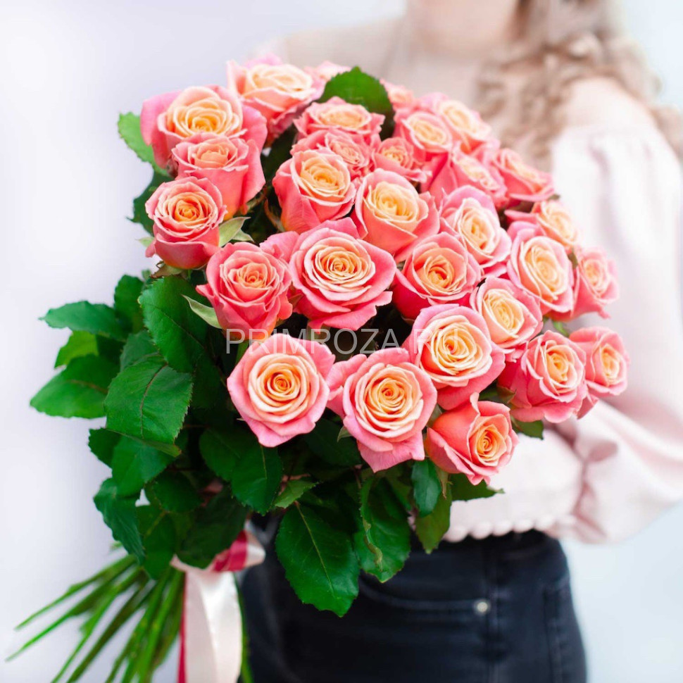 Букет из 31 персиковой розы 