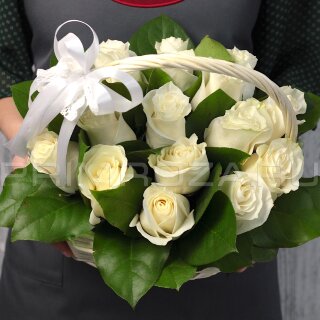 Букет из 17 роз в декоративной корзине #R0370