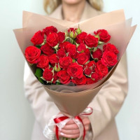 Букет красных кустовых роз (11шт)