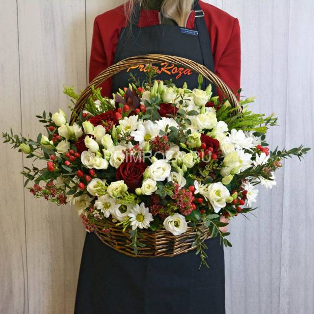 Сборный букет в декоративной корзине