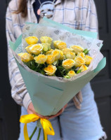Букет из 5 лимонных кустовых роз