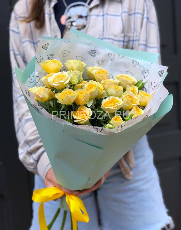 Цветы c доставкой во Владивостоке <br>Букет-комплимент из 5 лимонных кустовых роз 