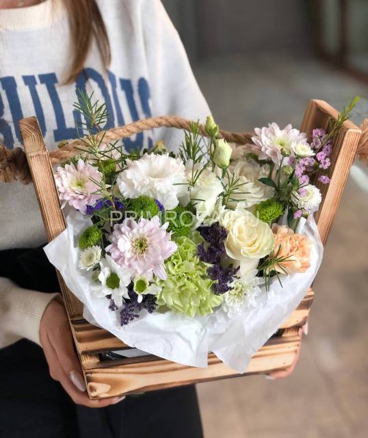 Сборный букет в декоративном ящике  #A1551