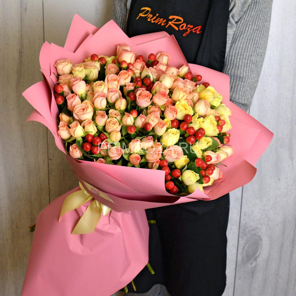 Букет из кустовых роз и гиперикума 