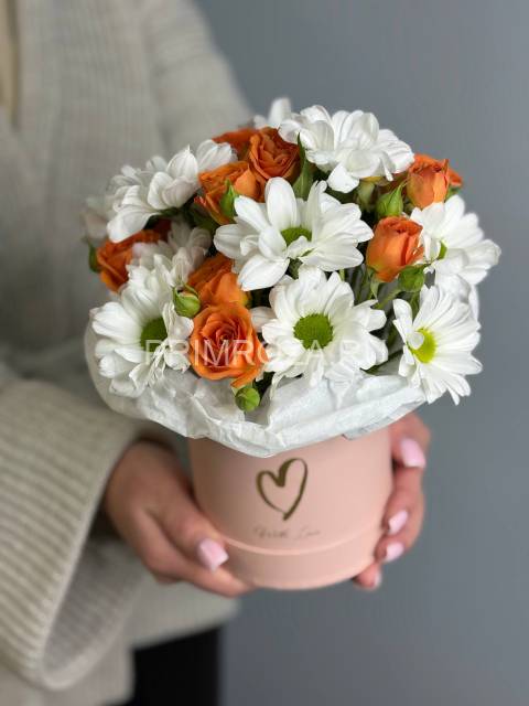 Композиция из роз и хризантем