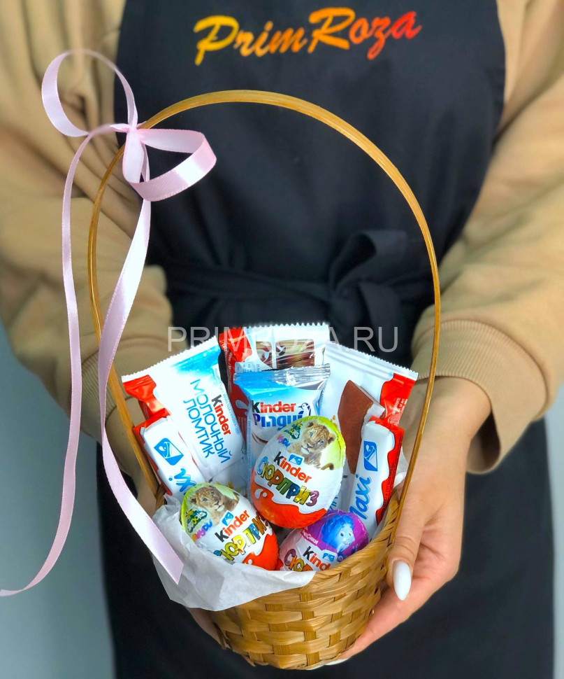 Цветы c доставкой во Владивостоке <br>Корзина с киндерами 