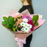 Яркое ассорти из хризантем и кустовых роз 