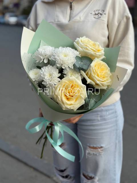 Bouquet with a peony-shaped rose