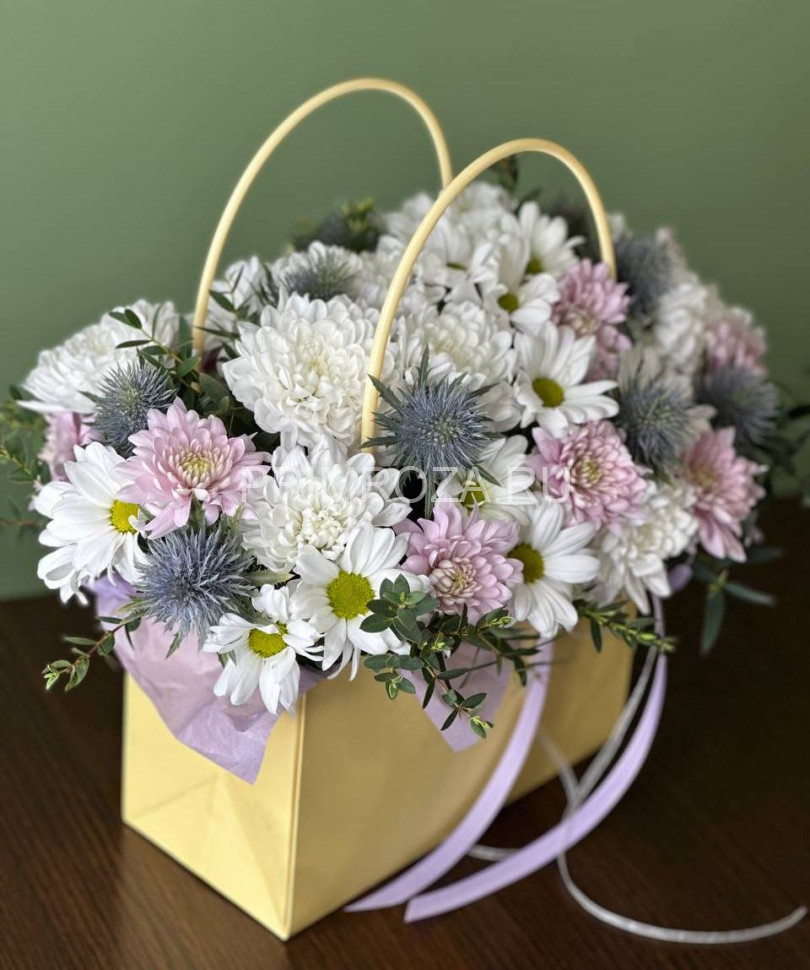 Цветы c доставкой во Владивостоке <br>Сборный букет в сумочке #A3014 